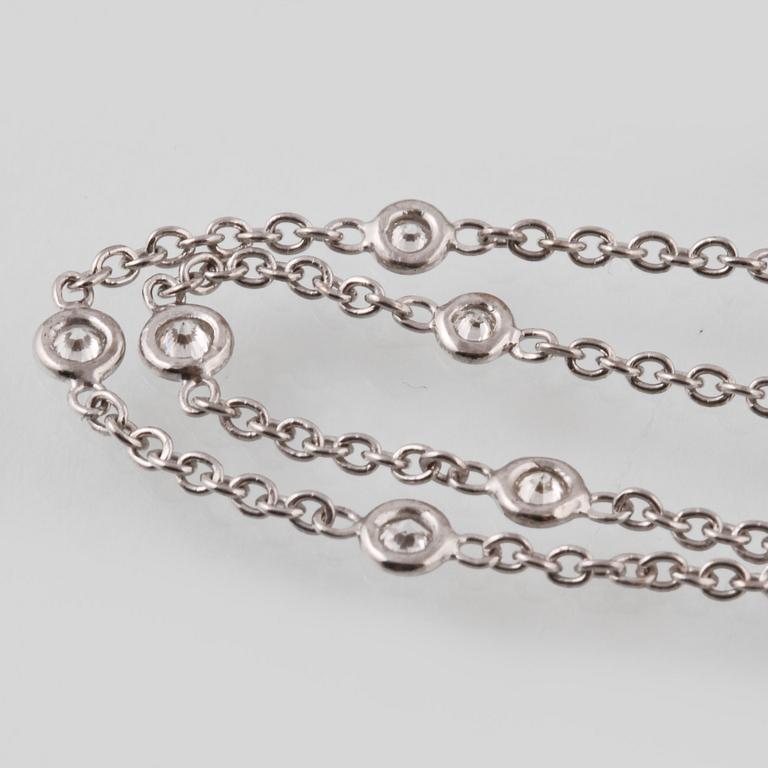 COLLIER, 18K vitguld med 24 briljantslipade diamanter ca 1.02 ct. Vikt 4,4 gram.