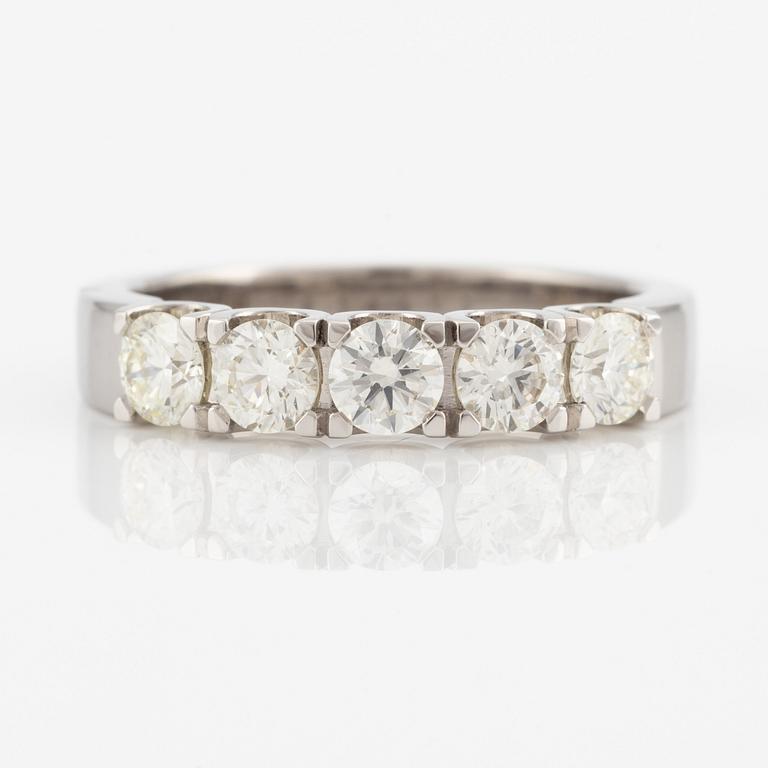 Ring in 14K gold with round brilliant cut diamonds.