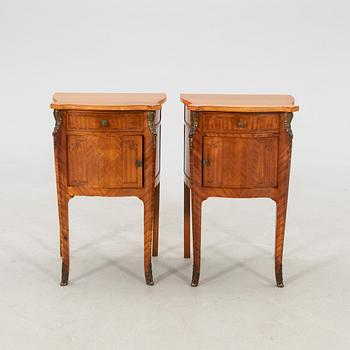 Sängbord ett par rokokostil 1900-talets andra hälft.