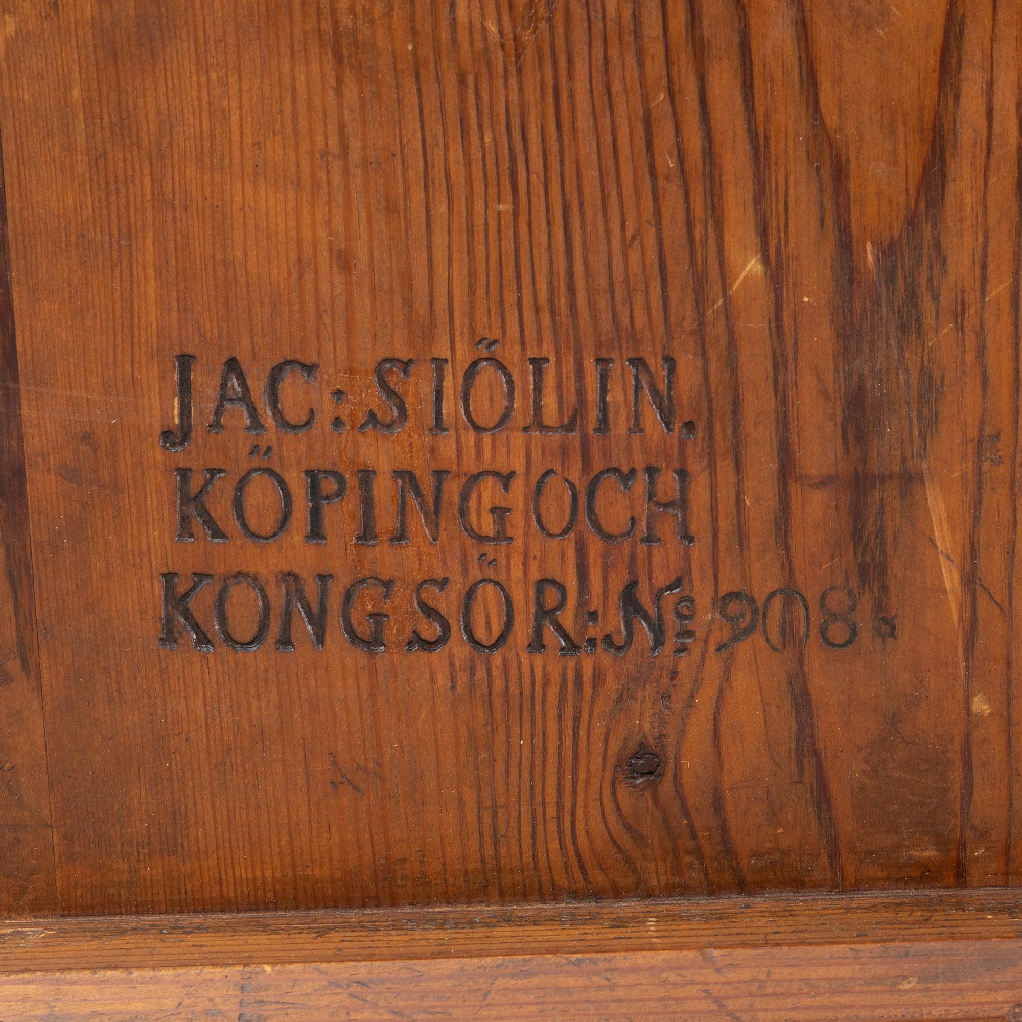 A tilt top table by Jacob Sjölin (1767-1785).