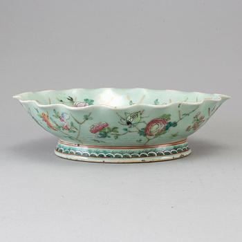 A famille rose bowl, late Qing dynasty, circa 1900.