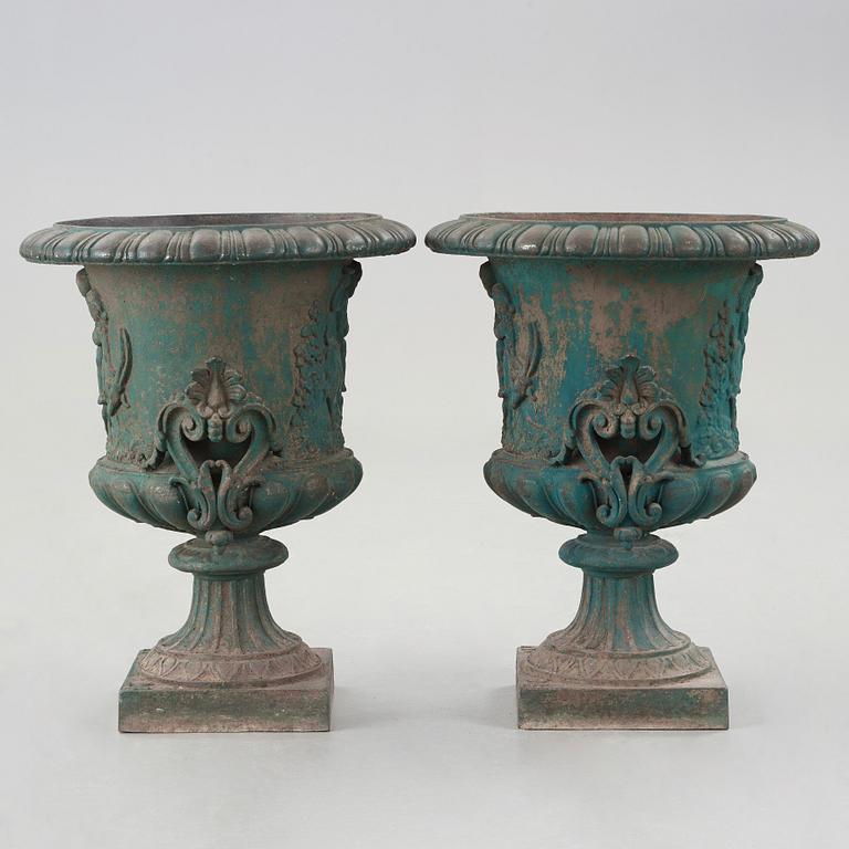 A pair of cast iron garden urns J&C G Bolinder No 24, around year 1900.