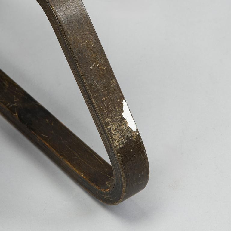 Alvar Aalto, hattuhylly / naulakko, malli 113, O.Y. Huonekalu-ja Rakennustyötehdas A.B. 1930-luvun alku.