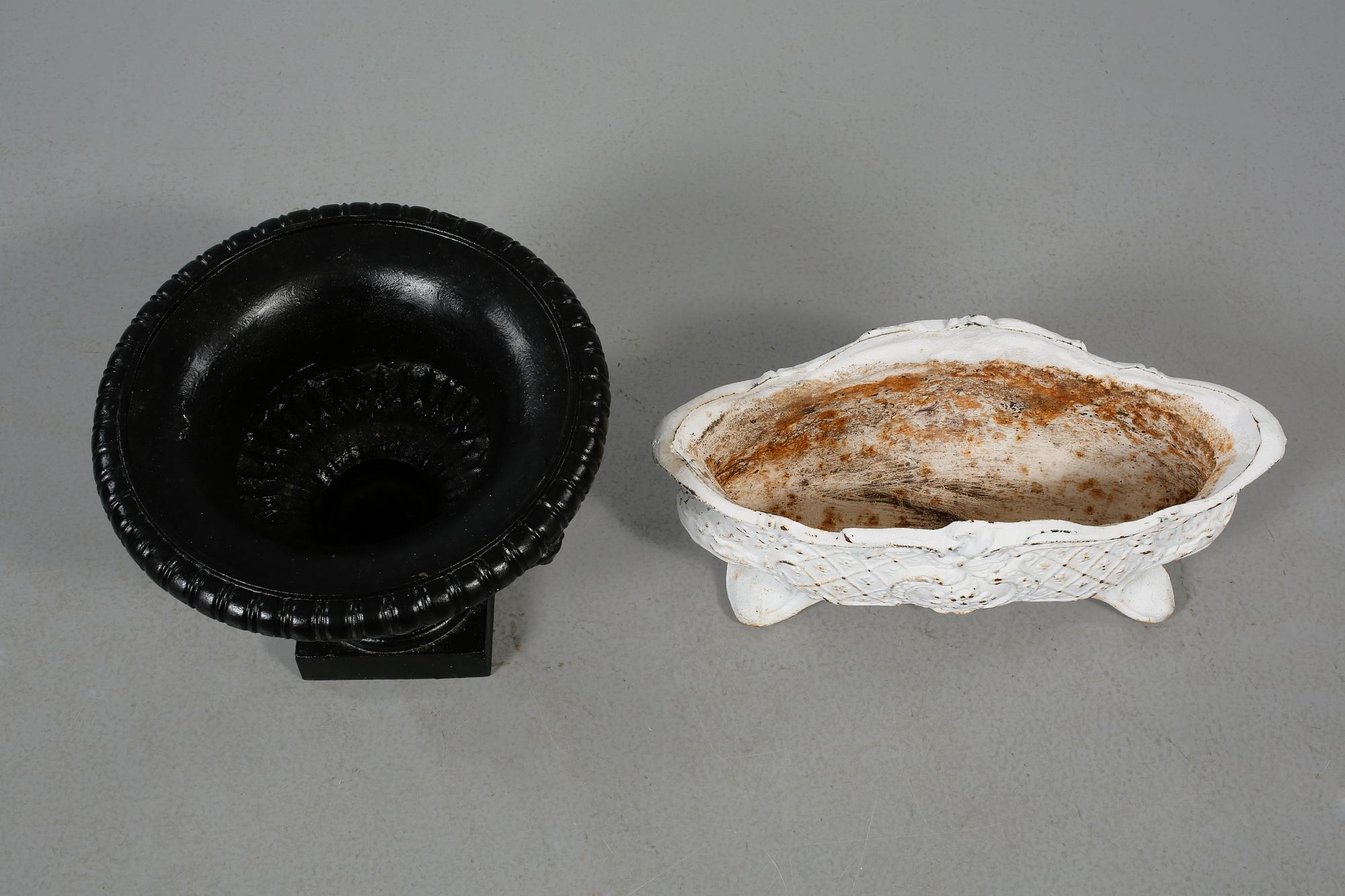 TRÄDGÅRDSURNOR, 2 st, 1900-talets senare del.