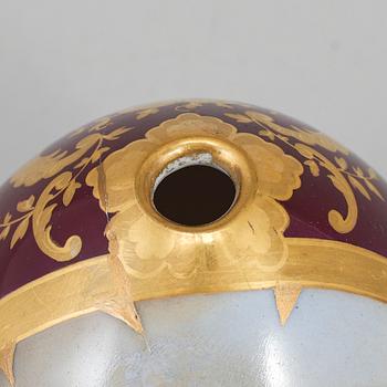 ÄGG, porslin. Ryssland, troligen kejserliga porslinsmanufakturen, St Petersburg, 1800-tal.