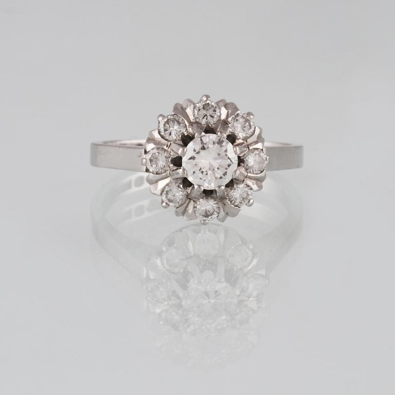 RING, 18K vitguld med 9 briljantslipade diamanter ca 0.49 ct, Jarl Sandin, Göteborg. Vikt 4,1 gram.