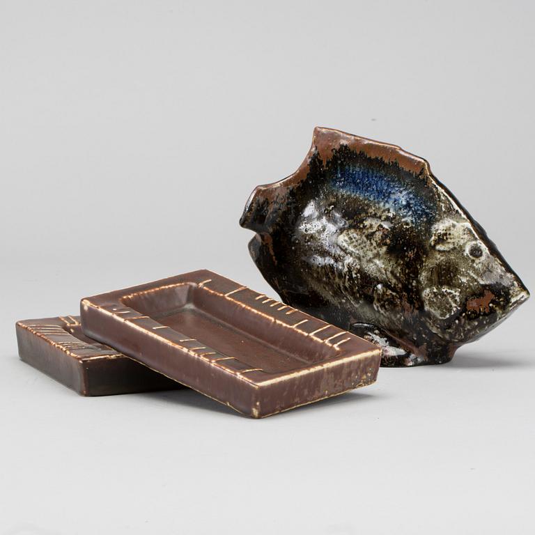 CARL-HARRY STÅLHANE, stoneware, figurin and two ashtrays. Rörstrand.