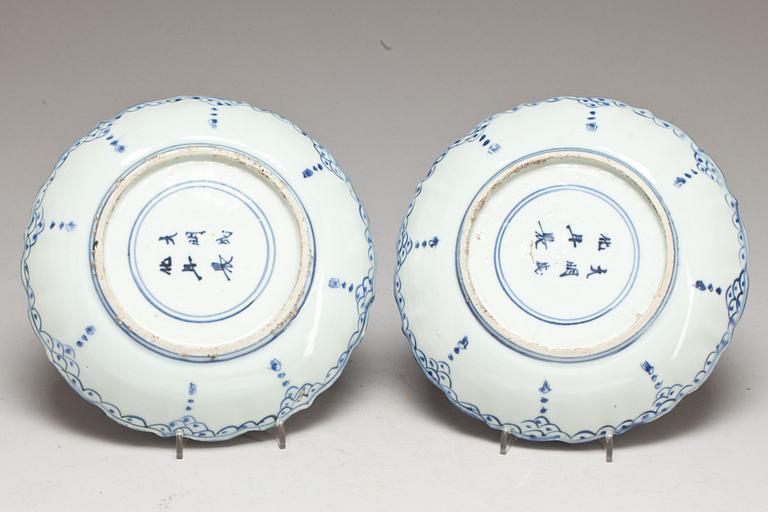 TALLRIKAR, ett par. Porslin. Ming-stil, 1800-tal.