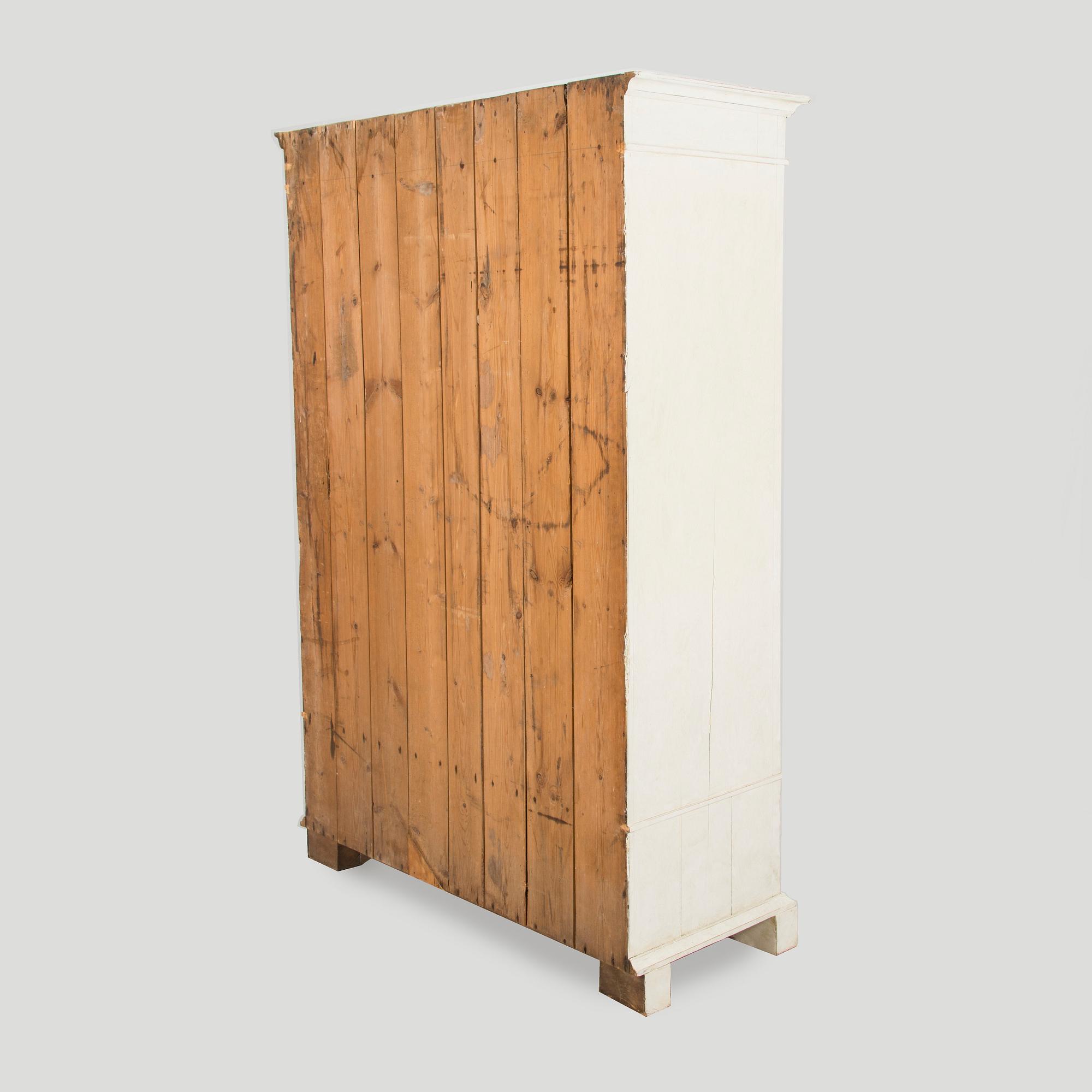 Klädskåp, 1900-tales första hälft.