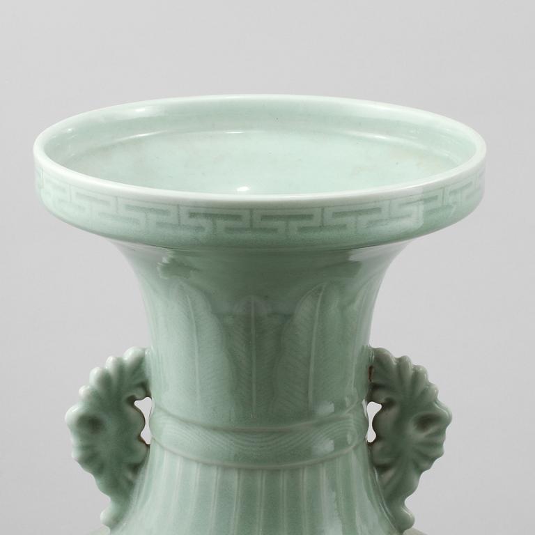 URNOR ett par, porslin, Kina, 1800/1900-tal.