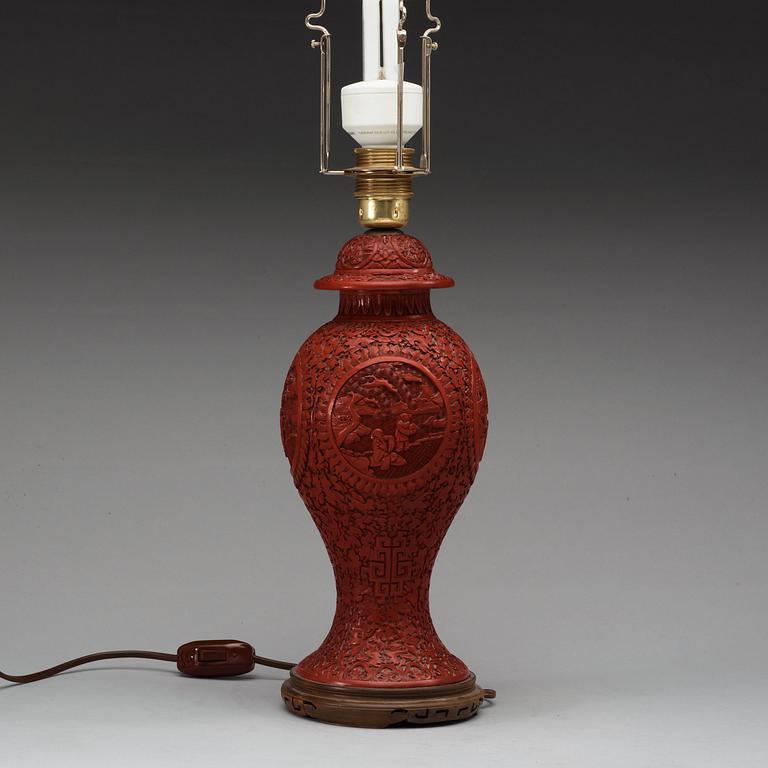 VAS med LOCK, röd lack. Kina, 1900-tal.