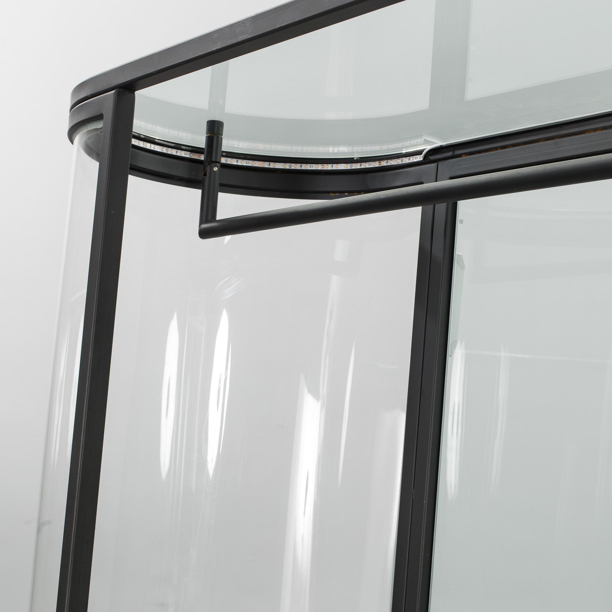 VITRINSKÅP / BUTIKSSKÅP. Glas, plexiglas och spegelglas. Sekelskiftetet 2000.