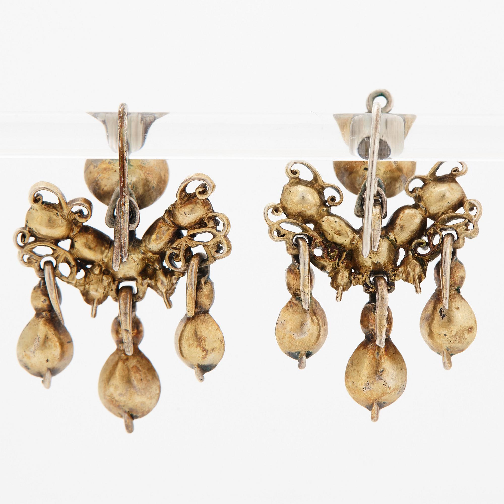 Ett par örhängen med rosen- och taffelslipade diamanter, 1700-tal.