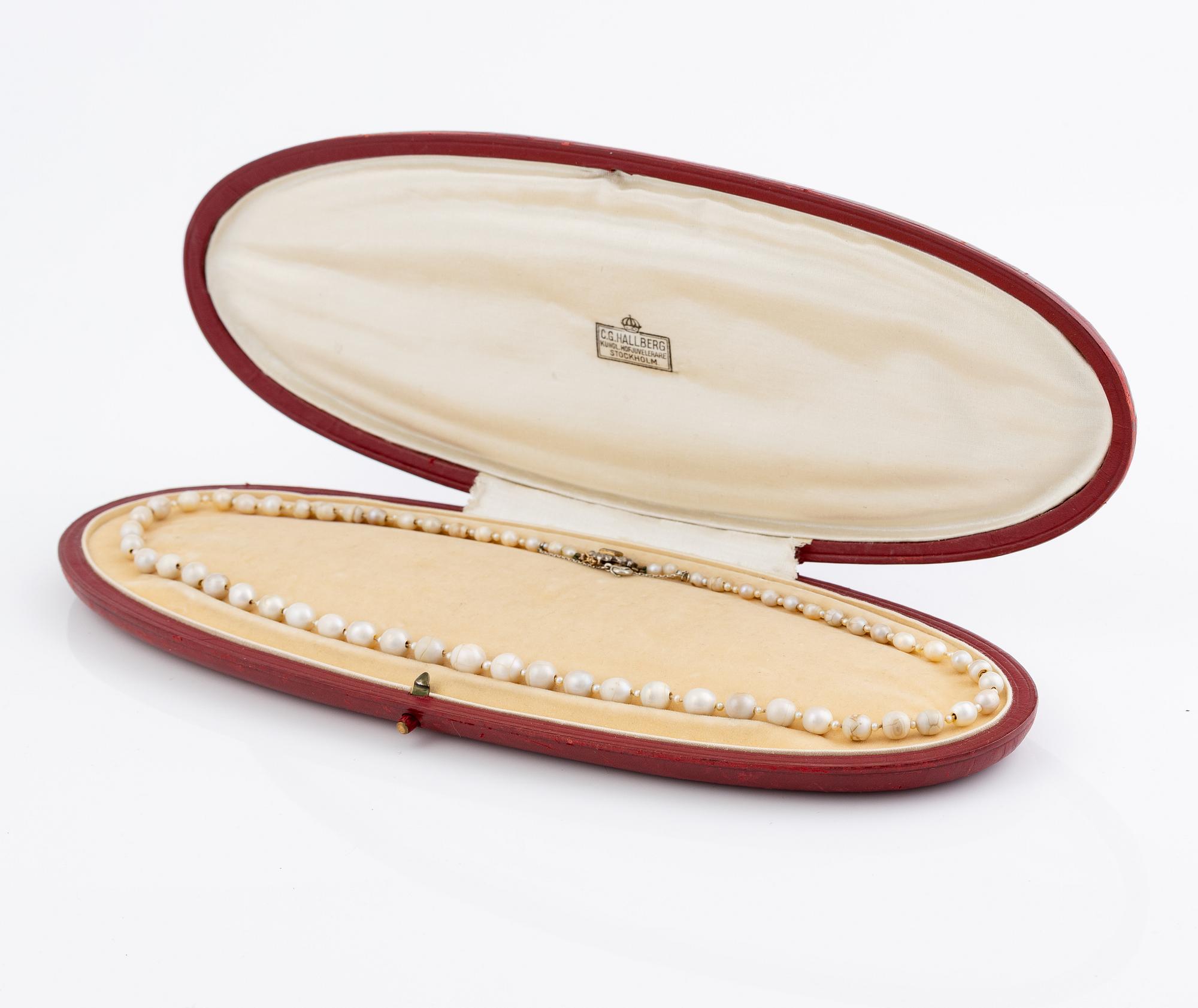 Pärlcollier, med doserade troligen flodpärlor, lås 18K guld och silver med rosenslipade diamanter och grön sten.