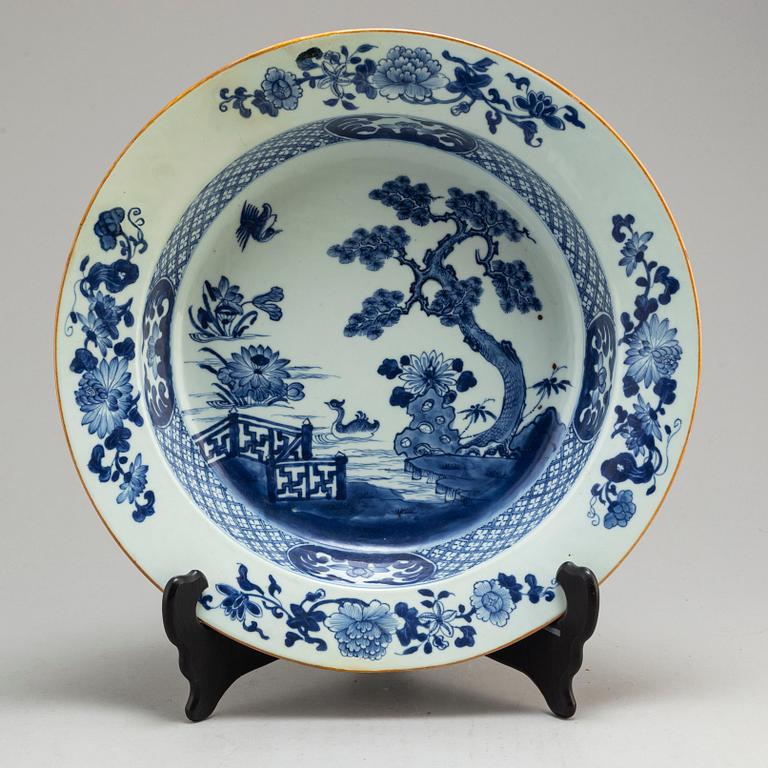 A large blue and white export porcelain bowl, Qing dynasty, Qianlong (1736-95).