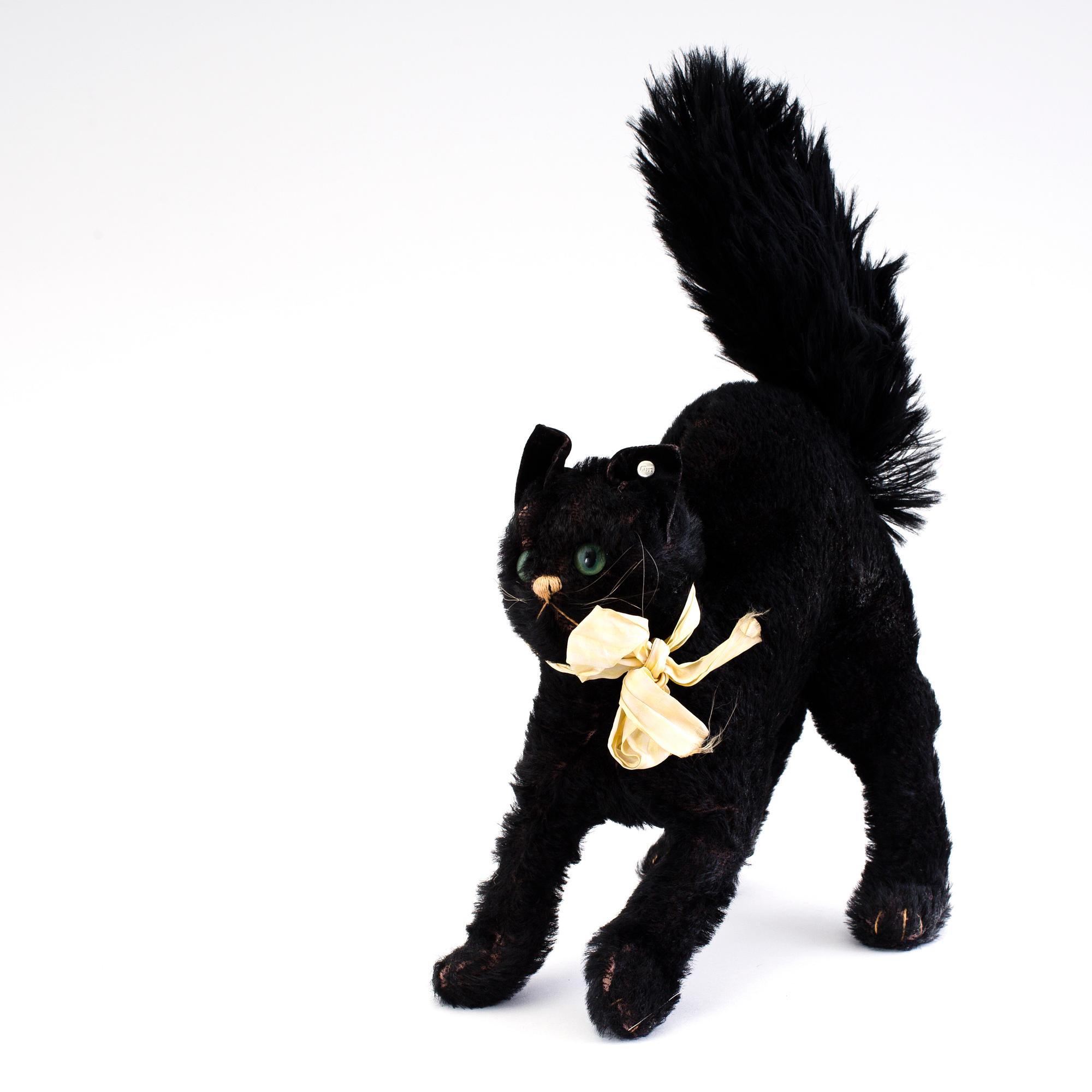 A black cat by Steiff Germany c. 1930. Bukowskis