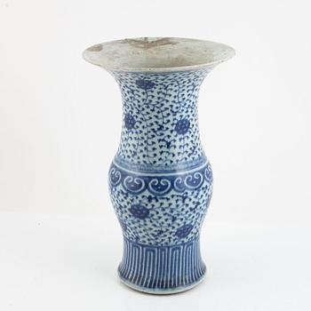 A blue and white vase, late Qing dynasty/early 20th century.