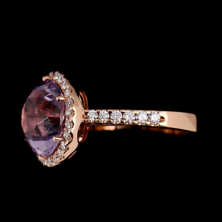 RING, 18 k roséguld, briljantslipade diamanter samt ametist.