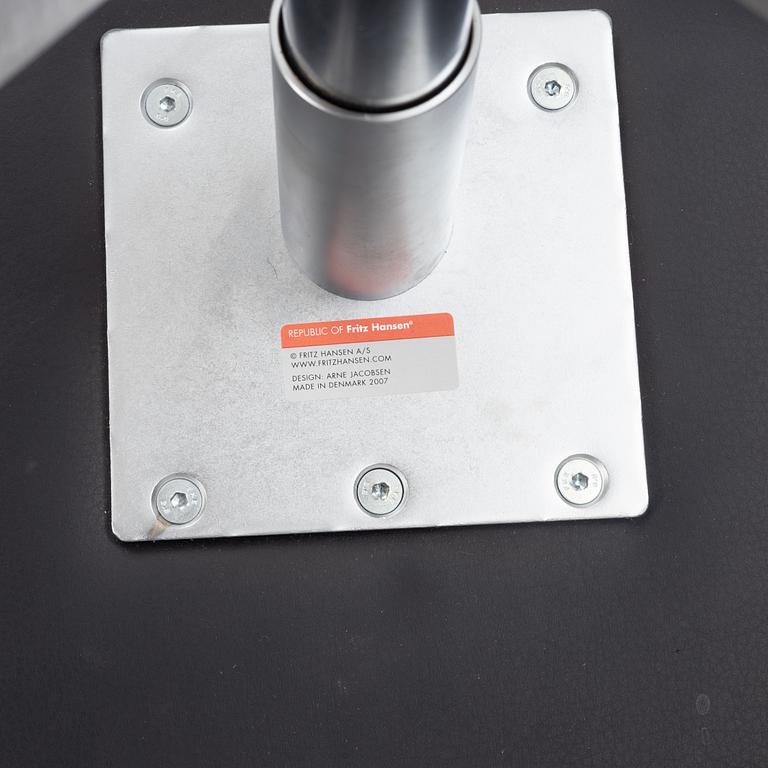 Arne Jacobsen, a pair of "Swan" armchairs, Fritz Hansen, Denmark, 2007.