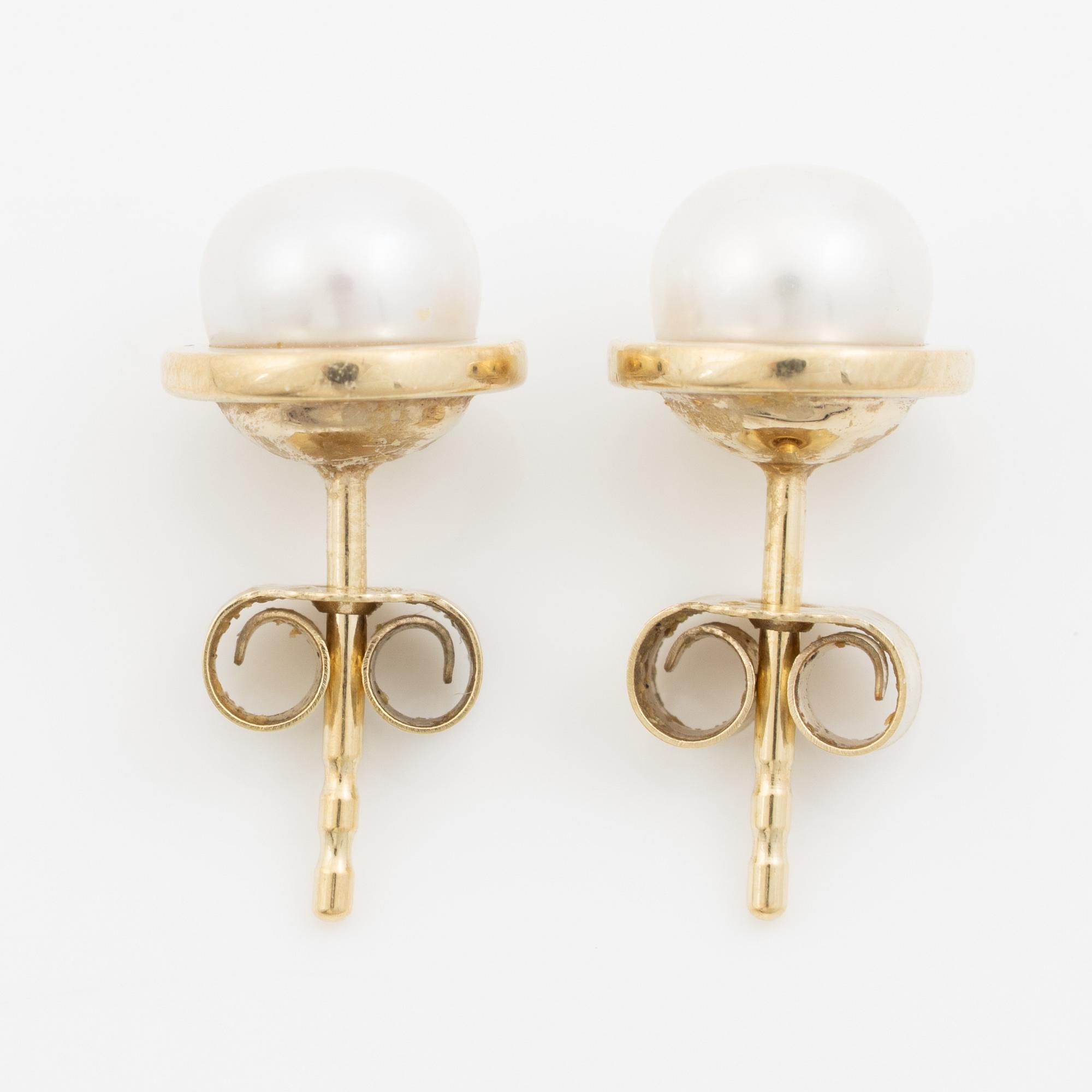 A pair of earrings in 18K gold with cultured pearls.