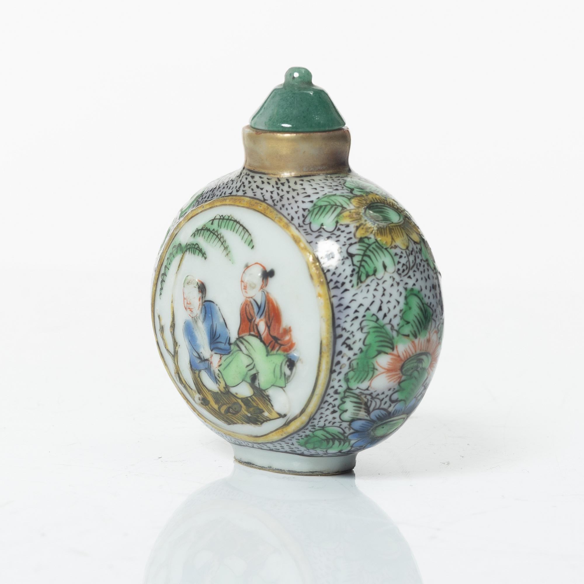 Fat, koppar, två stycken samt snusflaska, porslin. Qingdynastin, 1700/1800-tal.