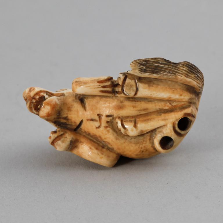 NETSUKE, ben, Japan. 1900-talets första hälft. Undertill otydl. märkt Yamakawa?.