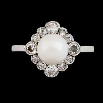 RING, 18K guld och vitguld, rosenslipade diamanter och odlad pärla.