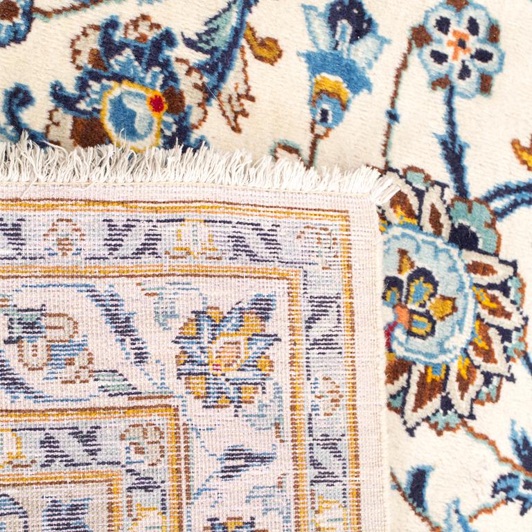 An old Kashan carpet ca 556x357 cm.