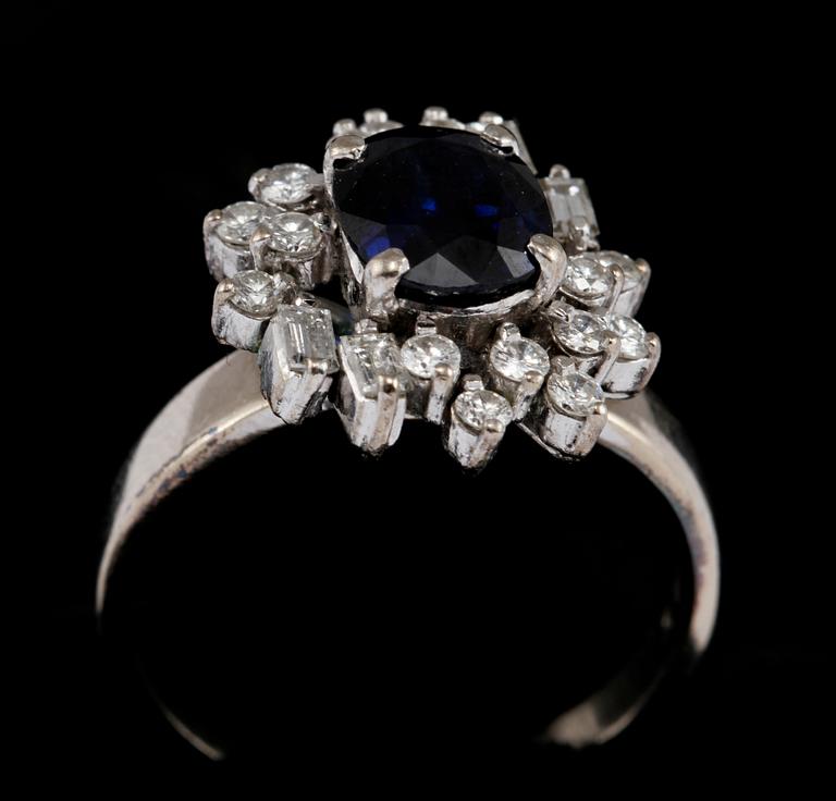 RING, 14k vitguld med fasettslipad blå safir samt 16 briljantslipade och 4 baguettslipade diamanter, 2000-tal. Vikt 4 g.
