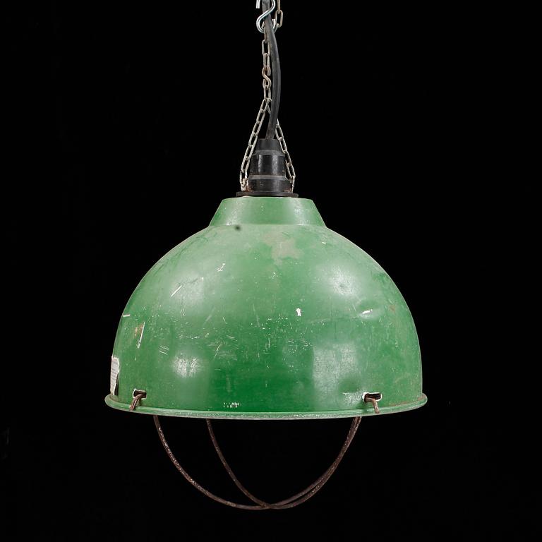 INDUSTRILAMPOR, ett par, 1900-talets andra hälft. Höjd ca 40, exklusive sladd.