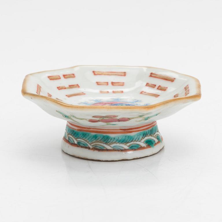 A footed porcelain dish, late Qing dynasty, China.