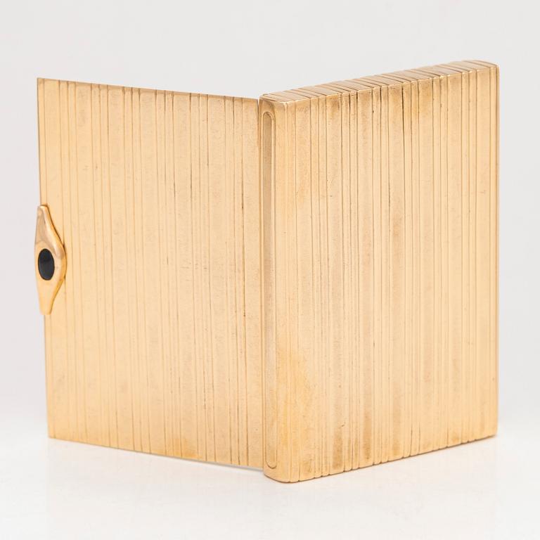 A cigarette case, 18K gold with a synthetic cabochon-cut sapphire. Import marked Wilhelm Pettersson, Turku 1961.