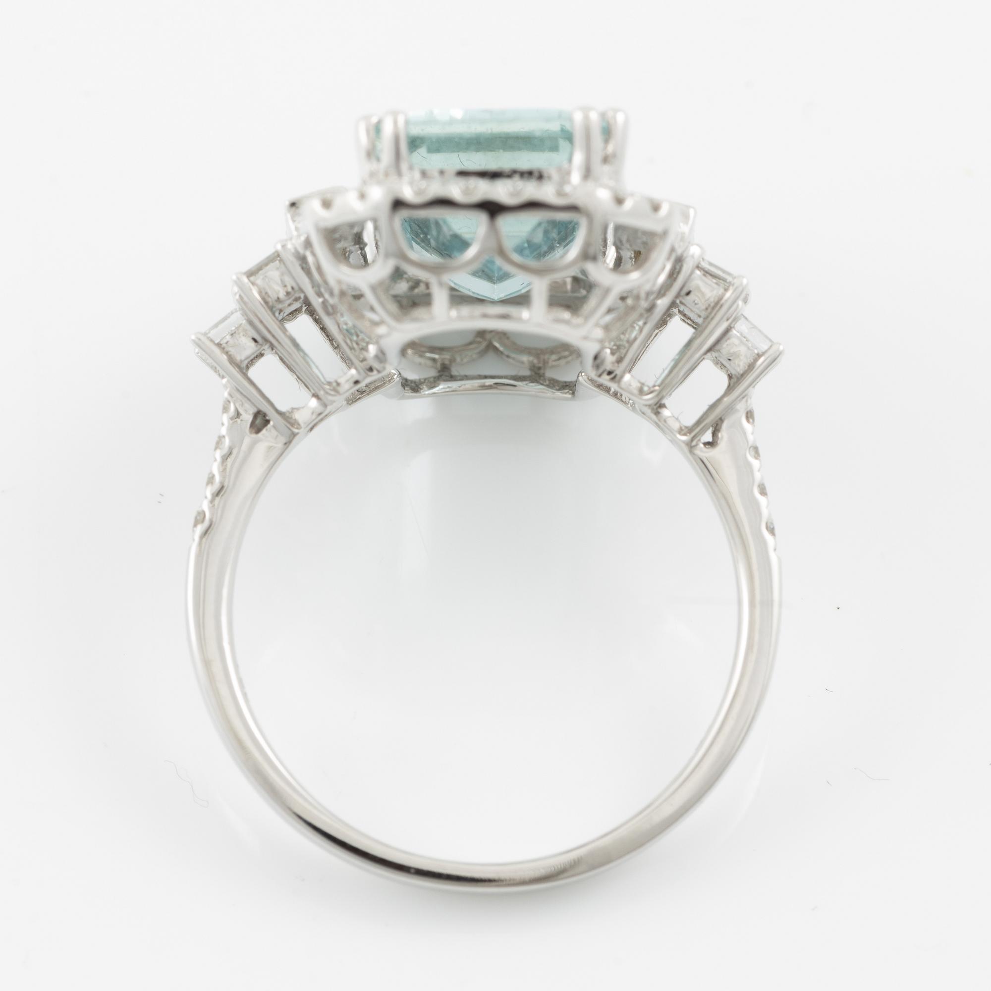 Ring, cocktail ring, 18K white gold set with aquamarine and brilliant-, carré- and baguette-cut diamonds.