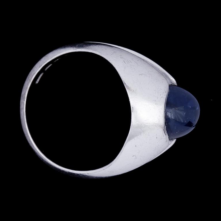 RING, 18k guld med blå cabochonslipad safir, WA Bolin, Stockholm, otydl årsstpl. Vikt 9,5g.