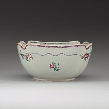 A famille rose square bowl, Qing dynasty, Qianlong (1736-95).