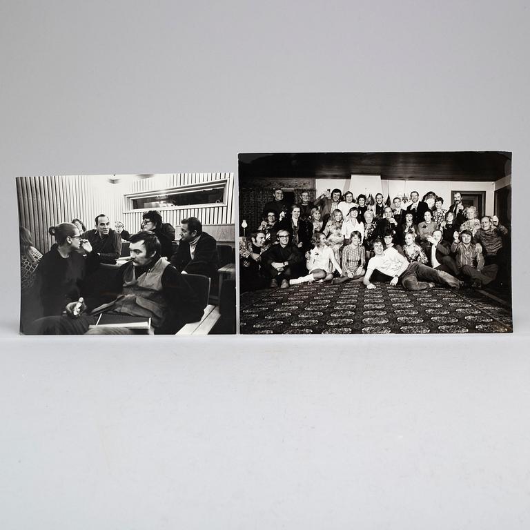 FILMMEMORABILIA, Ingmar Bergman, bestående av 3 signerade böcker med dedikation samt 11 fotografier.