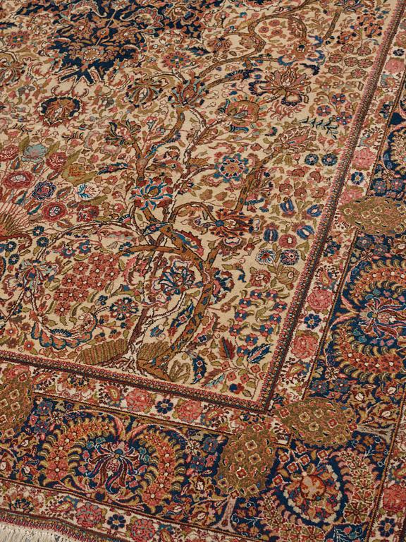 MATTO, a semi-antique Tabriz, ca 297,5 x 195 cm.