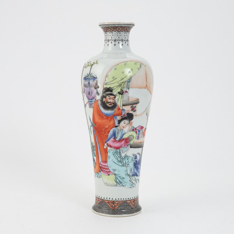 A Chinese republic style porcelain vase, 20th Century.