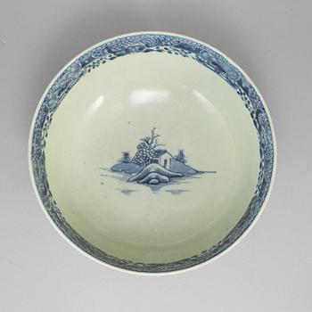A blue and white bowl, Qing dynasty, Qianlong (1736-95).