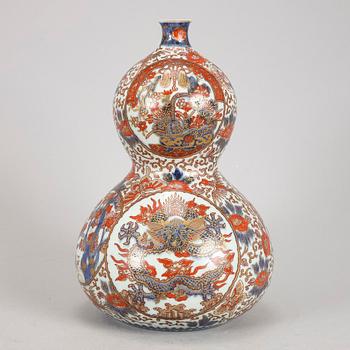 A double gourd imari vase, Japan, Meiji (1868-1912).