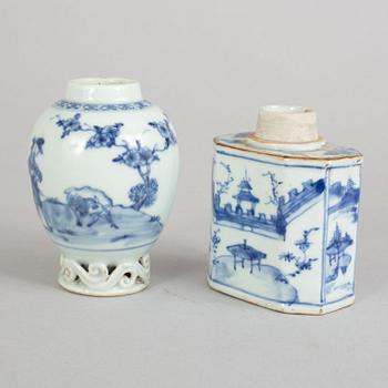 Two blue and white tea caddies, Qing dynasty, 18th Century.