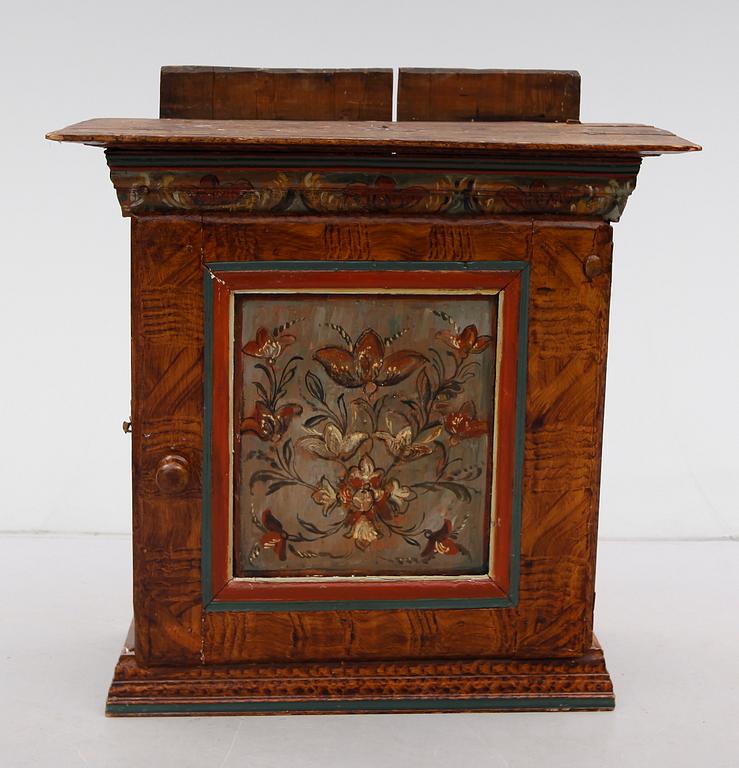 HÄNGSKÅP, allmoge, 1800-tal.