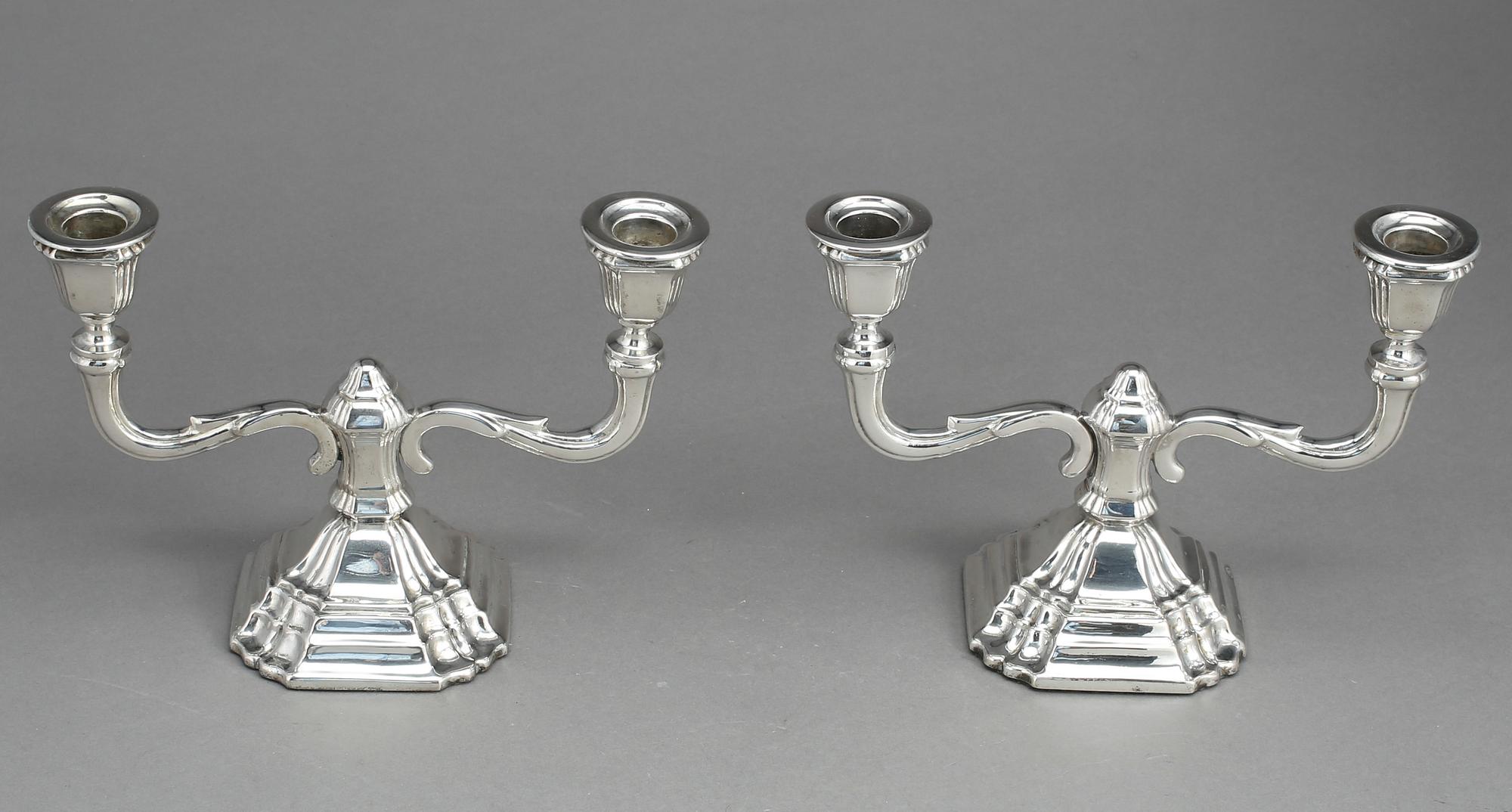 KANDELABRAR, ett par, silver. svenska importstämplar. 1900-talets första hälft.