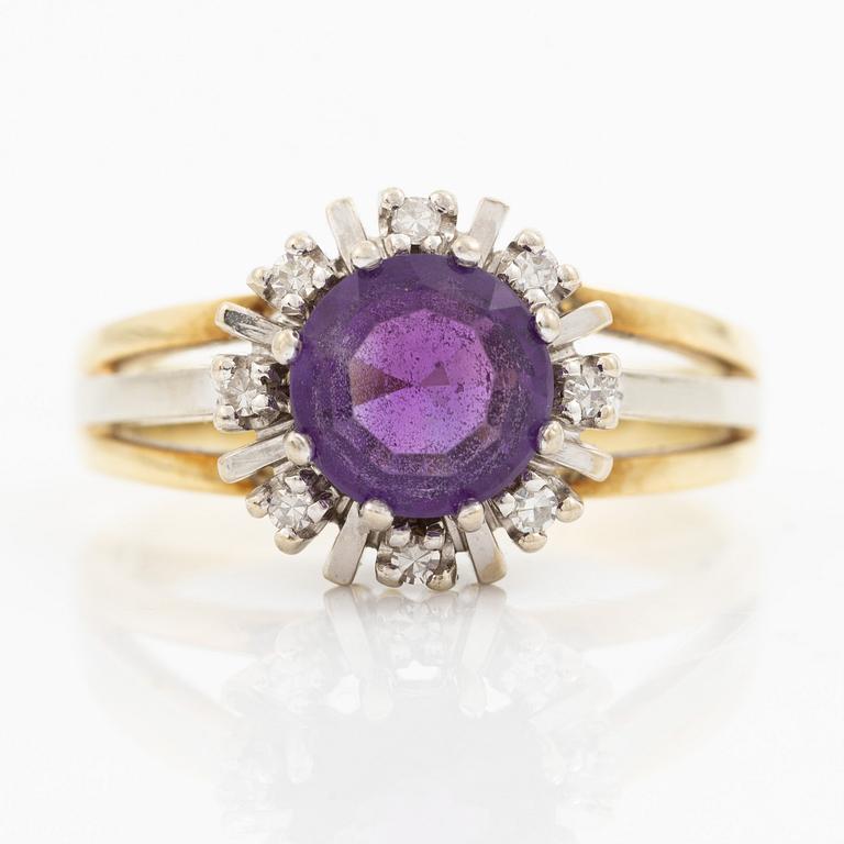Ring in 14K gold with amethyst and small eight-cut diamonds.