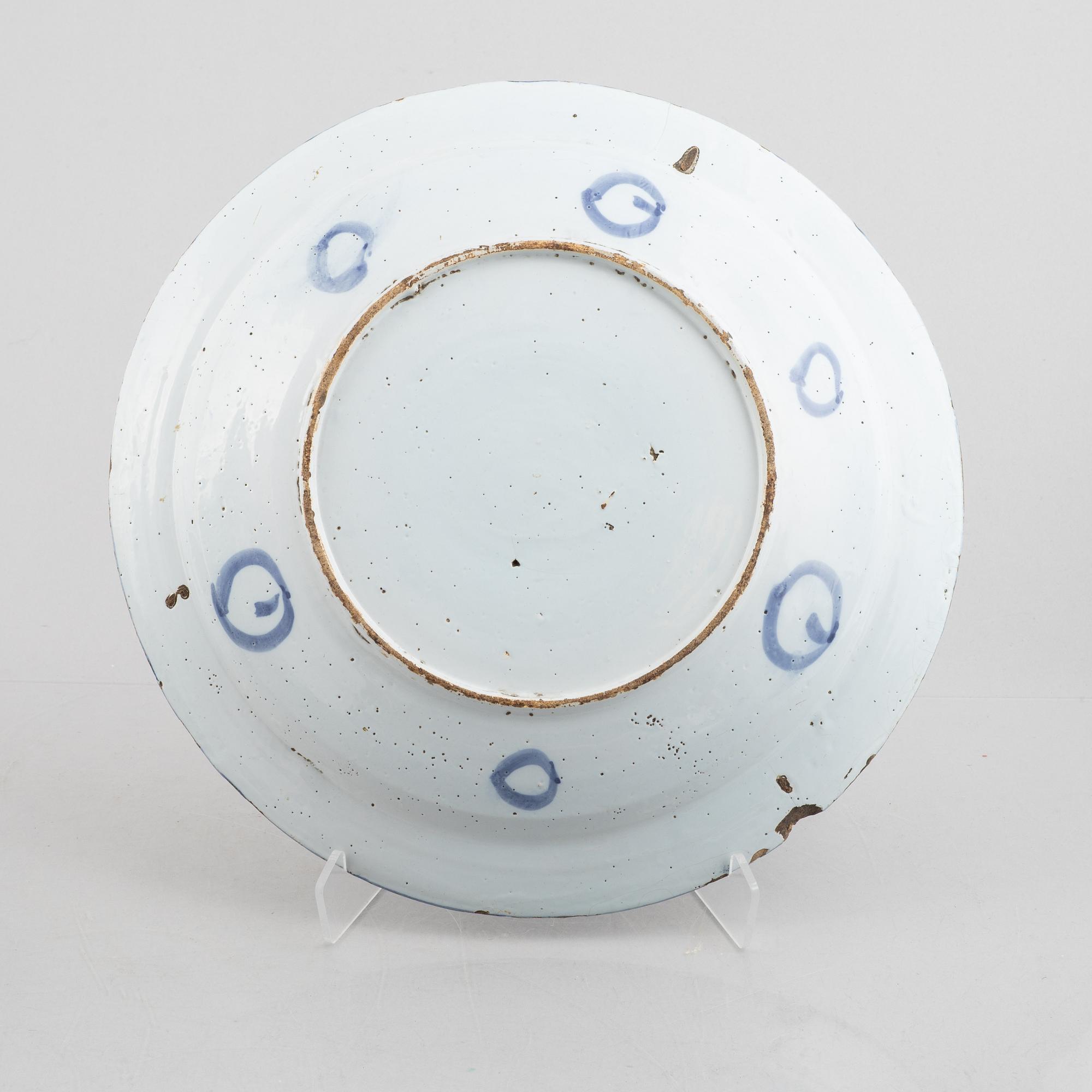 A large German faiance dish, 18th/19th century.