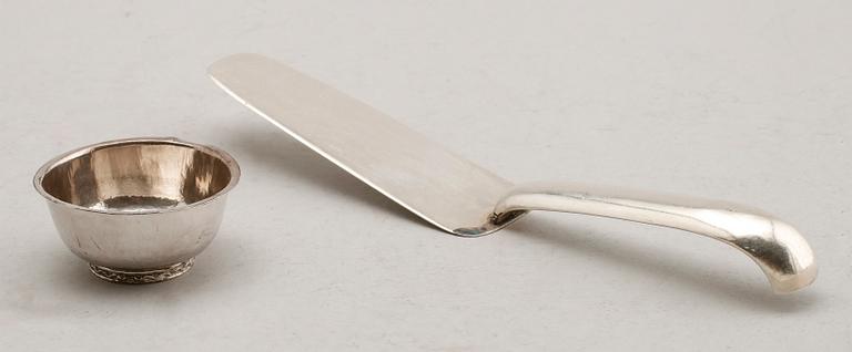 TÅRTSPADE OCH SKÅL, silver, T Kullander, 1948/1951. Tot vikt 101 g.