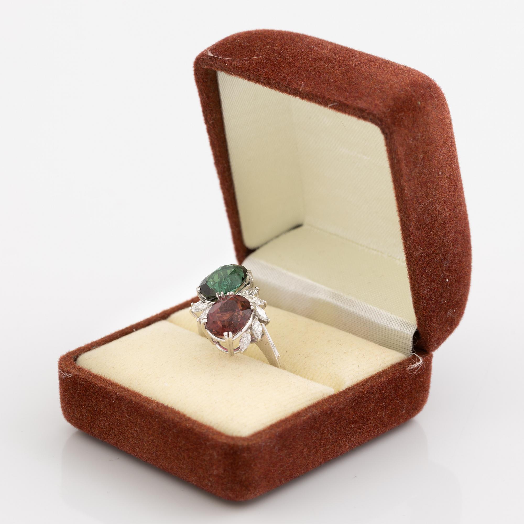 Ring, platina med grön och rosa turmalin och navettslipade diamanter.