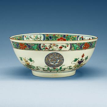 1448. BÅLSKÅL, porslin. Qing dynastin, Kangxi (1662-1722).