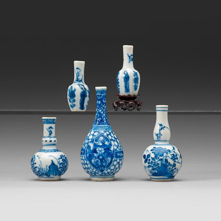 A set of five blue and white miniature vases, Qing dynasty, Kangxi (1662-1722).