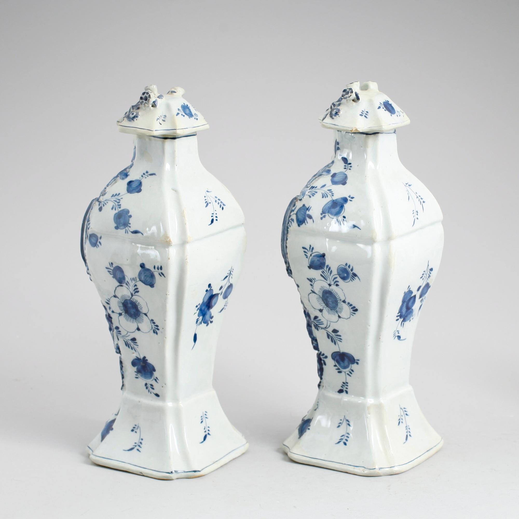 LOCKURNOR, 1 par, fajans, sannolikt Holland 1700-tal.
